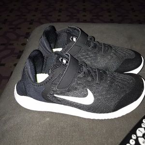 Boys size 1.5 Nike Sneakers